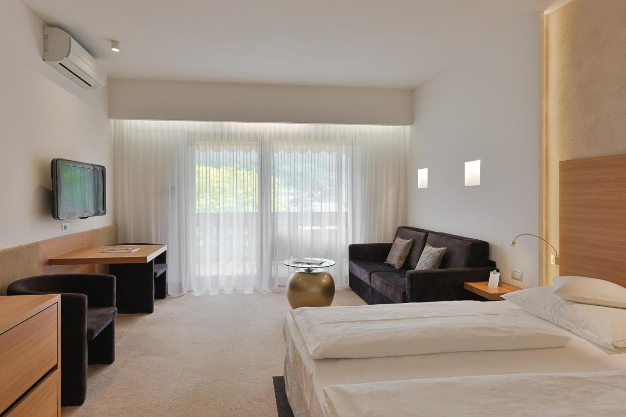 Deluxe Double Room Shower